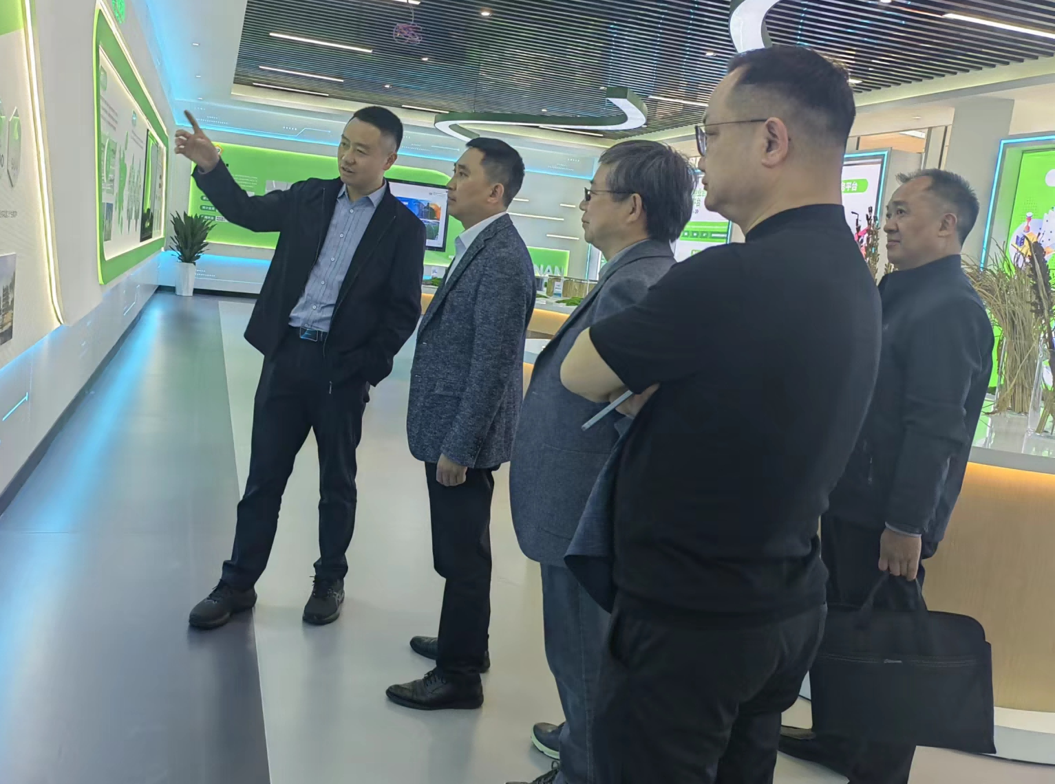 安州区委副书记陈明一行到访美彩国际 官网