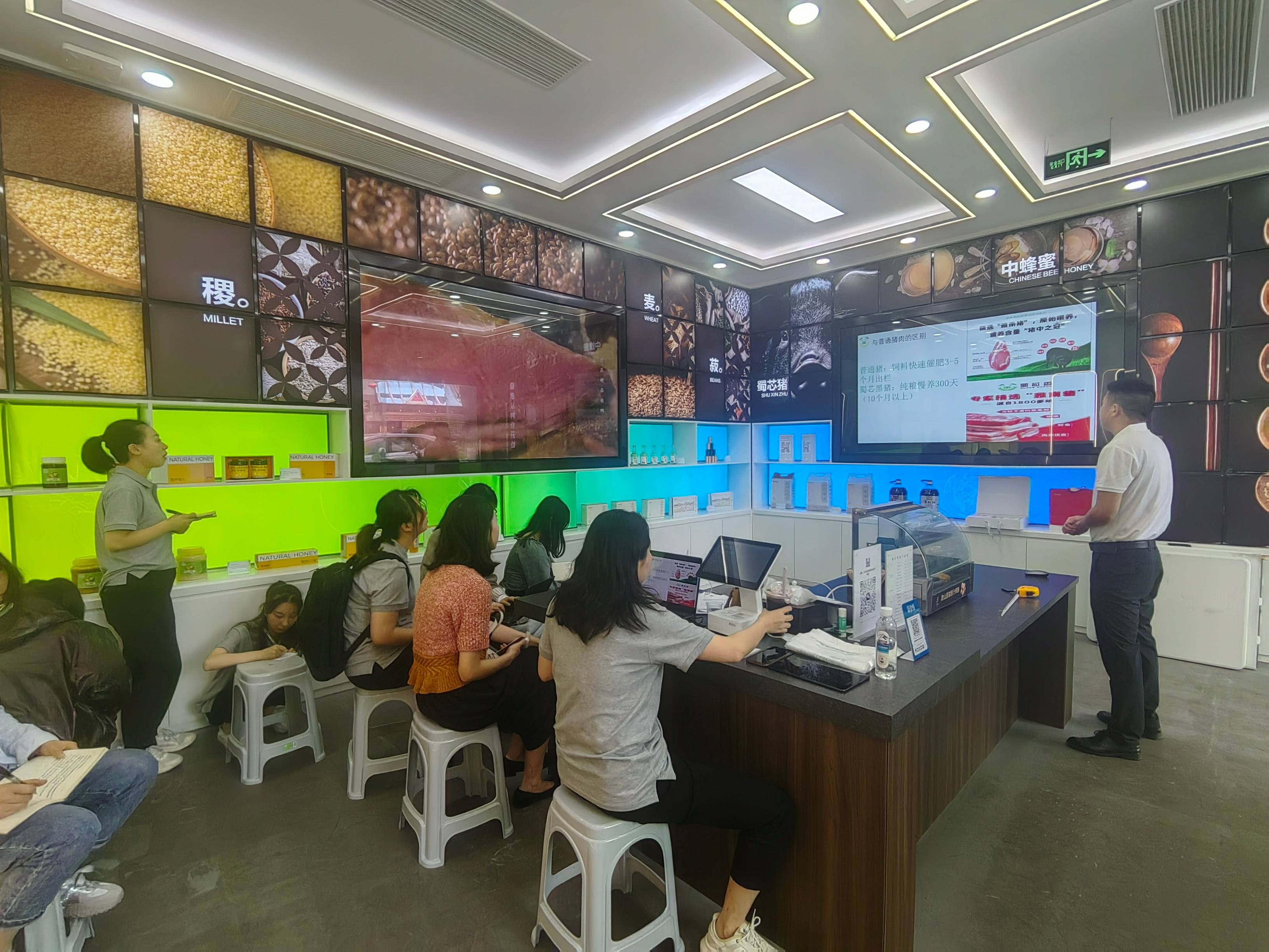 蜂业公司携手蜀芯猪公司共同发展蜀芯猪产品专题培训会