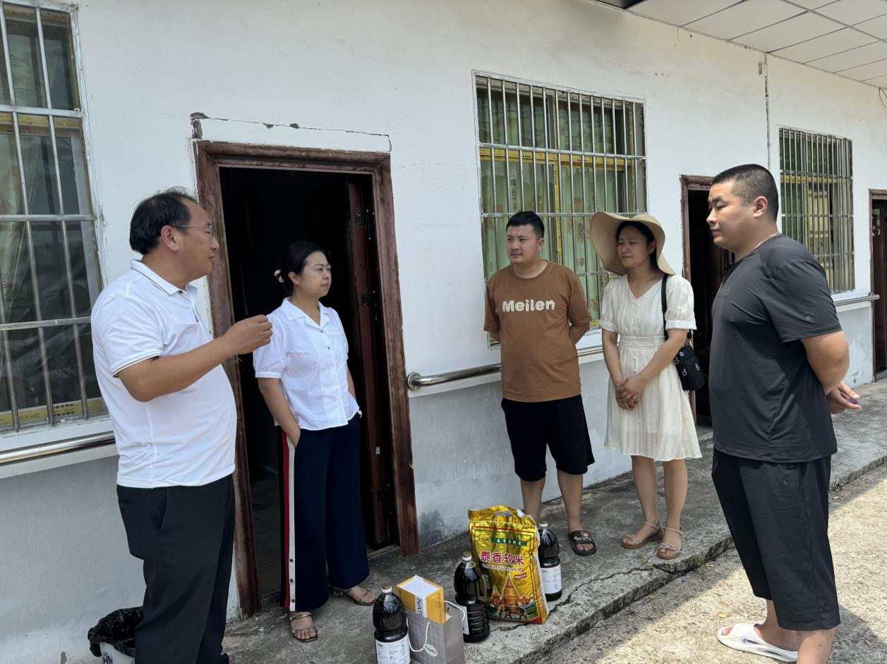 南充川北公司到金凤镇守塘湾村慰问驻村助扶工作组.png