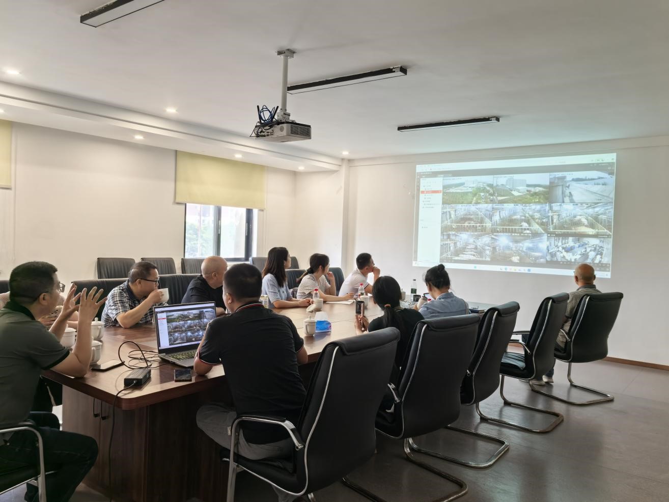 三台县生猪养殖技术推广培训专家组 到川繁猪公司调研领导