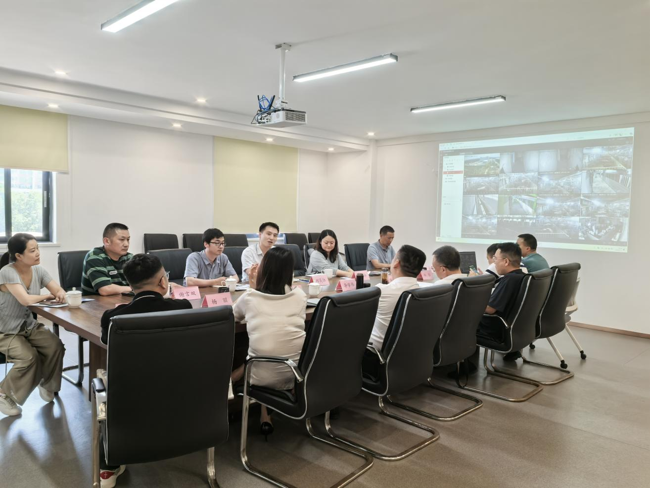 东方但愿集团到川繁猪公司参观互换